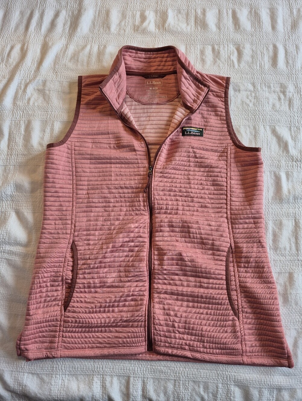 L.L.Bean Airlight Vest Medium features horizontal quilting, full-zip front EUC